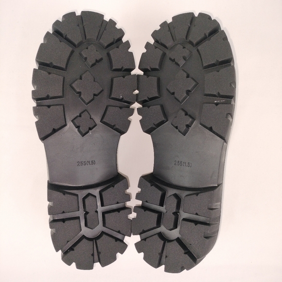 🆕 Lattelier Chunky Sole Faux Leather Loafers w/ Gold Toned Chain detail (Beige) - Picture 7 of 11